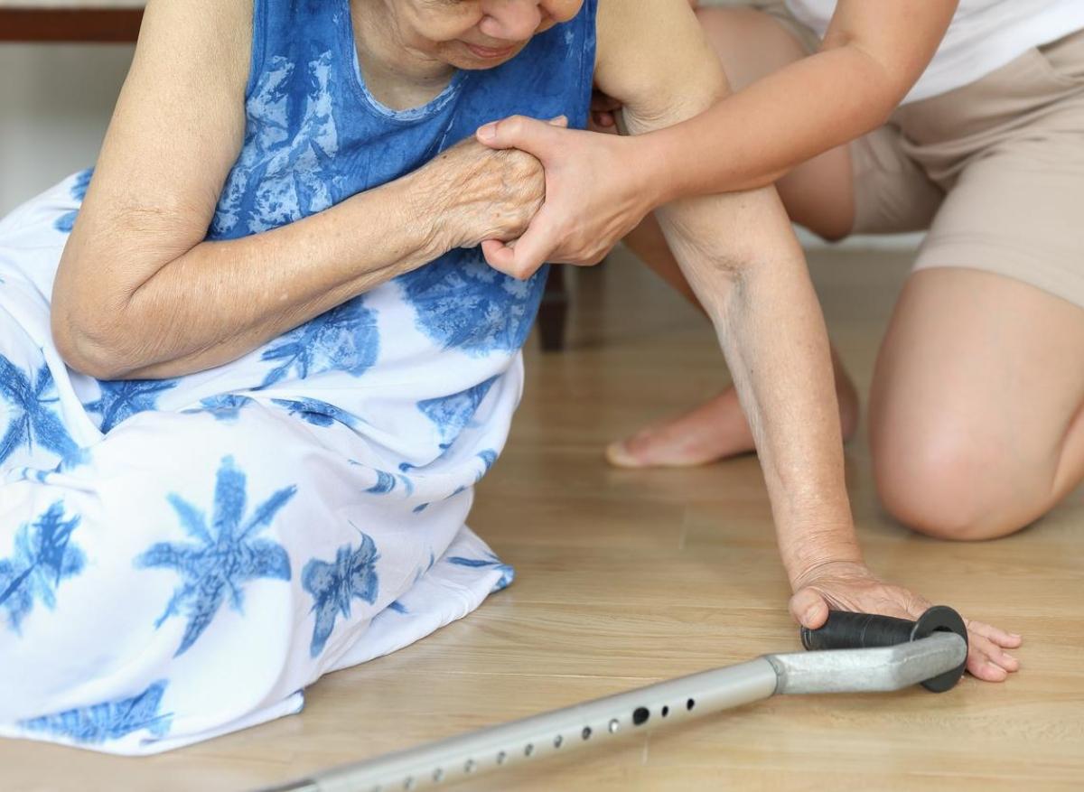 Chute, étouffement, arrêt cardiaque : comment porter secours à une personne âgée ? 