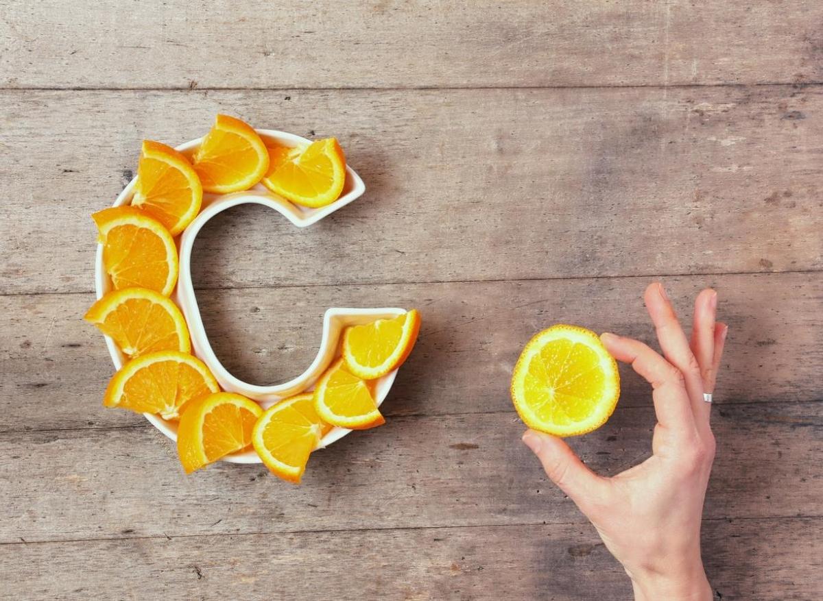 Rhume, grippe... La vitamine C nous aide-t-elle vraiment quand on est malade ?