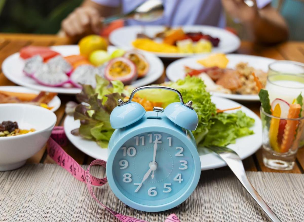 Manger tôt ou tard : pourquoi le timing des repas est crucial ?